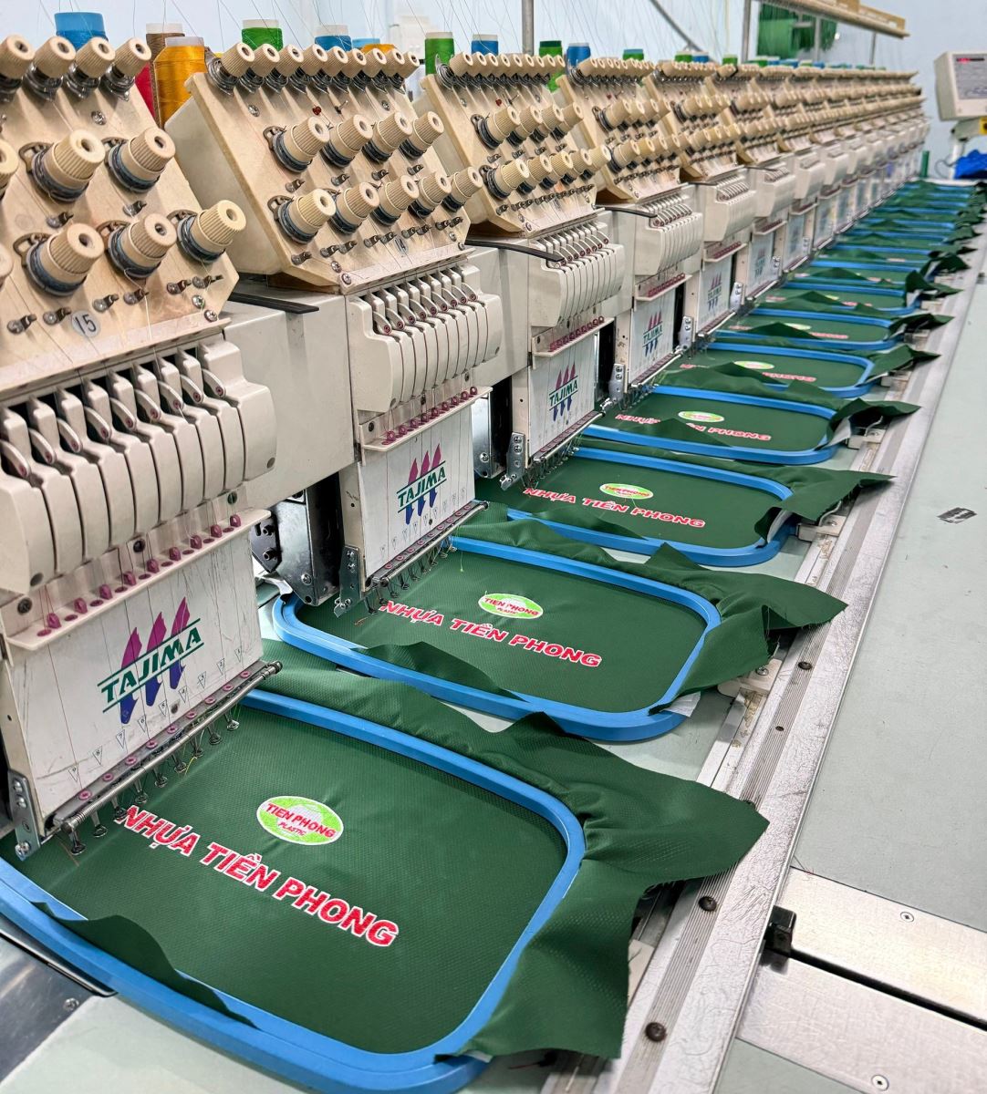 Áo Khoác Gió Quà Tặng Đẹp In Logo Theo Yêu Cầu Tại Thương Tín
