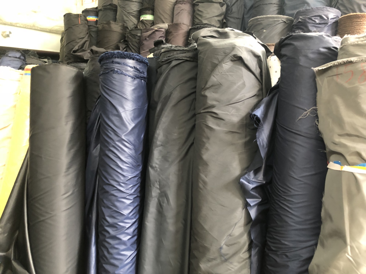 Cách chọn vải may áo khoác đồng phục đẹp, chất lượng và giá tốt nhất