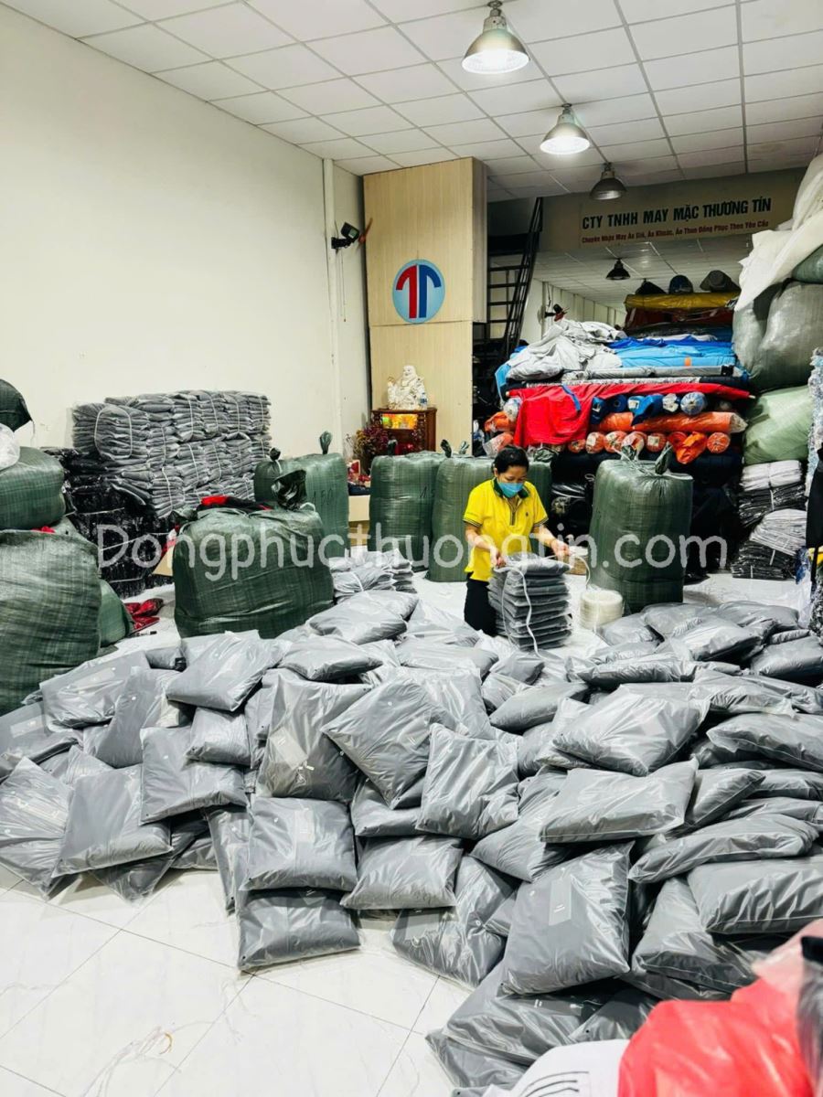 Tìm Hiểu Dịch Vụ May Áo Gió Đồng Phục Chuyên Nghiệp
