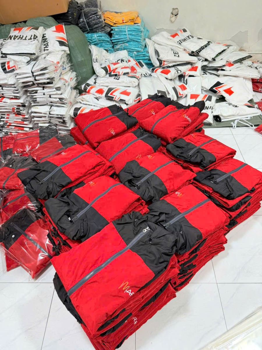 Đặt May Áo Khoác Gió Quà Tặng Mẫu Mã Đẹp, Ý Nghĩa Cho Khách Hàng