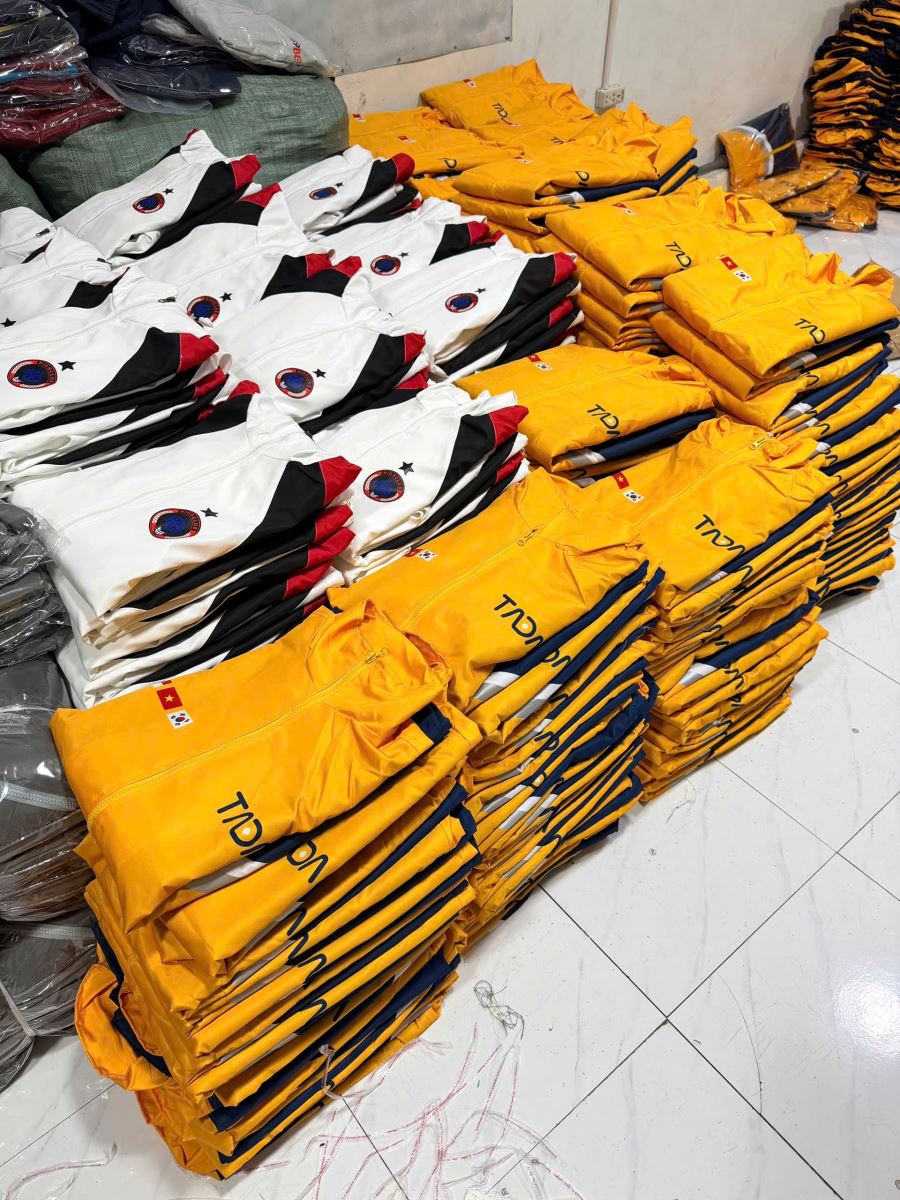 Xưởng may áo gió giá rẻ theo yêu cầu cho mọi doanh nghiệp